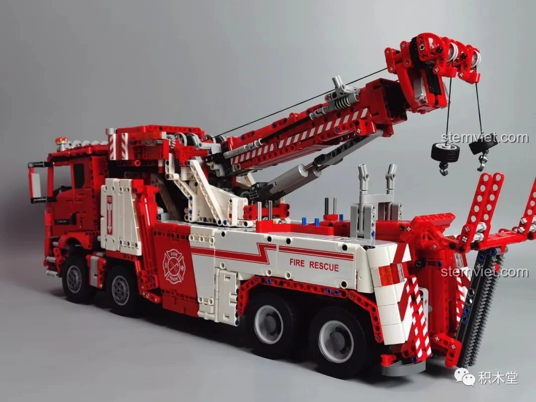 Đầu xe của Taigaole T4007 Xe Cứu Hỏa Cứu Nạn có thể lật về phía trước, lộ ra các chi tiết bên trong.