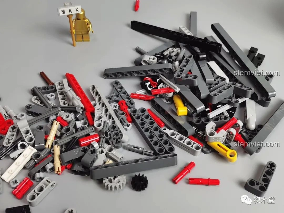 Một đống các mảnh ghép Technic màu đỏ, xám, đen, trắng của bộ Taigaole T4007 Xe Cứu Hỏa Cứu Nạn, sẵn sàng để lắp ráp.