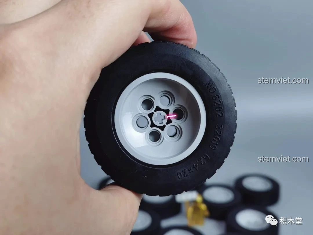 Chi tiết mặt trước của Taigaole T4007 Xe Cứu Hỏa Cứu Nạn, với logo FIRE RESCUE và các chi tiết đèn pha.