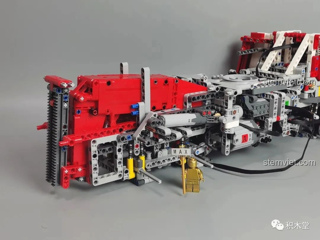 Thân xe của Taigaole T4007 Xe Cứu Hỏa Cứu Nạn với các tấm panel bên hông màu trắng và đỏ, tạo hình dáng tổng thể của xe.