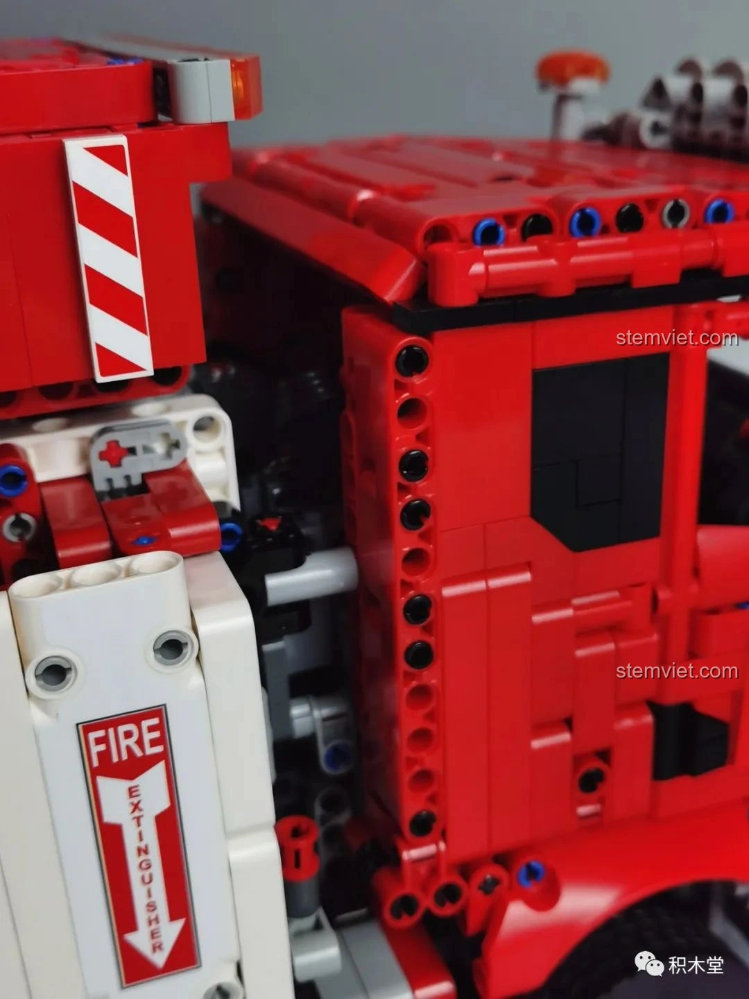 Vị trí đặt pin trong bệ điều khiển cần cẩu của Taigaole T4007 Xe Cứu Hỏa Cứu Nạn, đóng vai trò đối trọng.