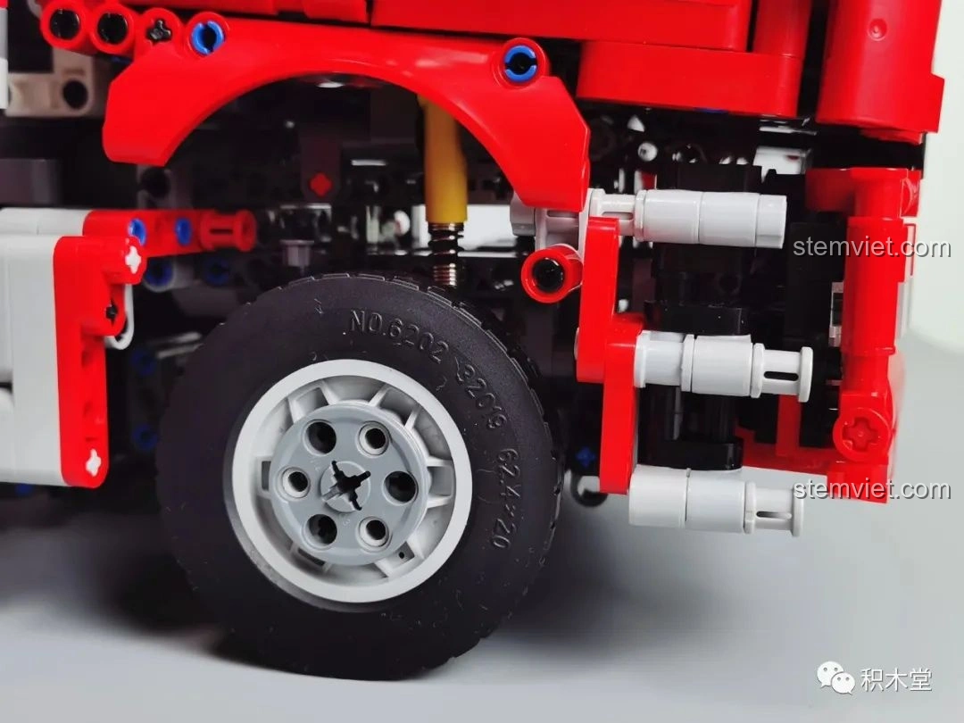 Vị trí đặt pin trong đầu xe của Taigaole T4007 Xe Cứu Hỏa Cứu Nạn, được giấu kín đáo bên dưới nắp capo.