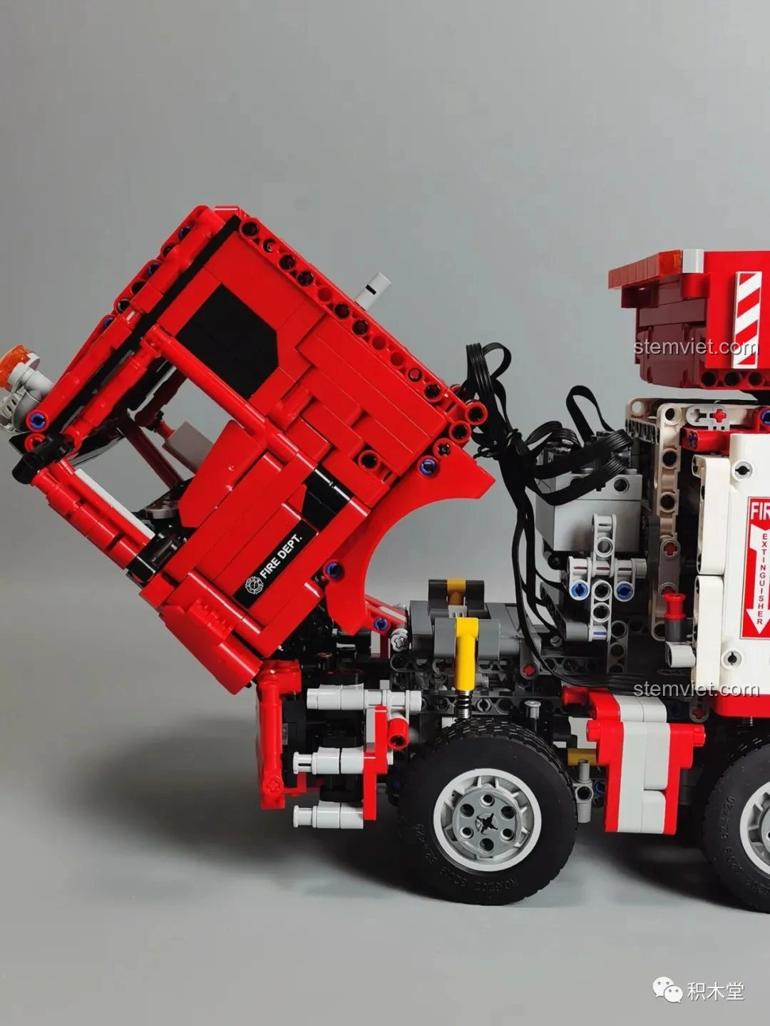 Vị trí đặt pin ở panel giữa thân xe của Taigaole T4007 Xe Cứu Hỏa Cứu Nạn, được che chắn bởi cửa mở.