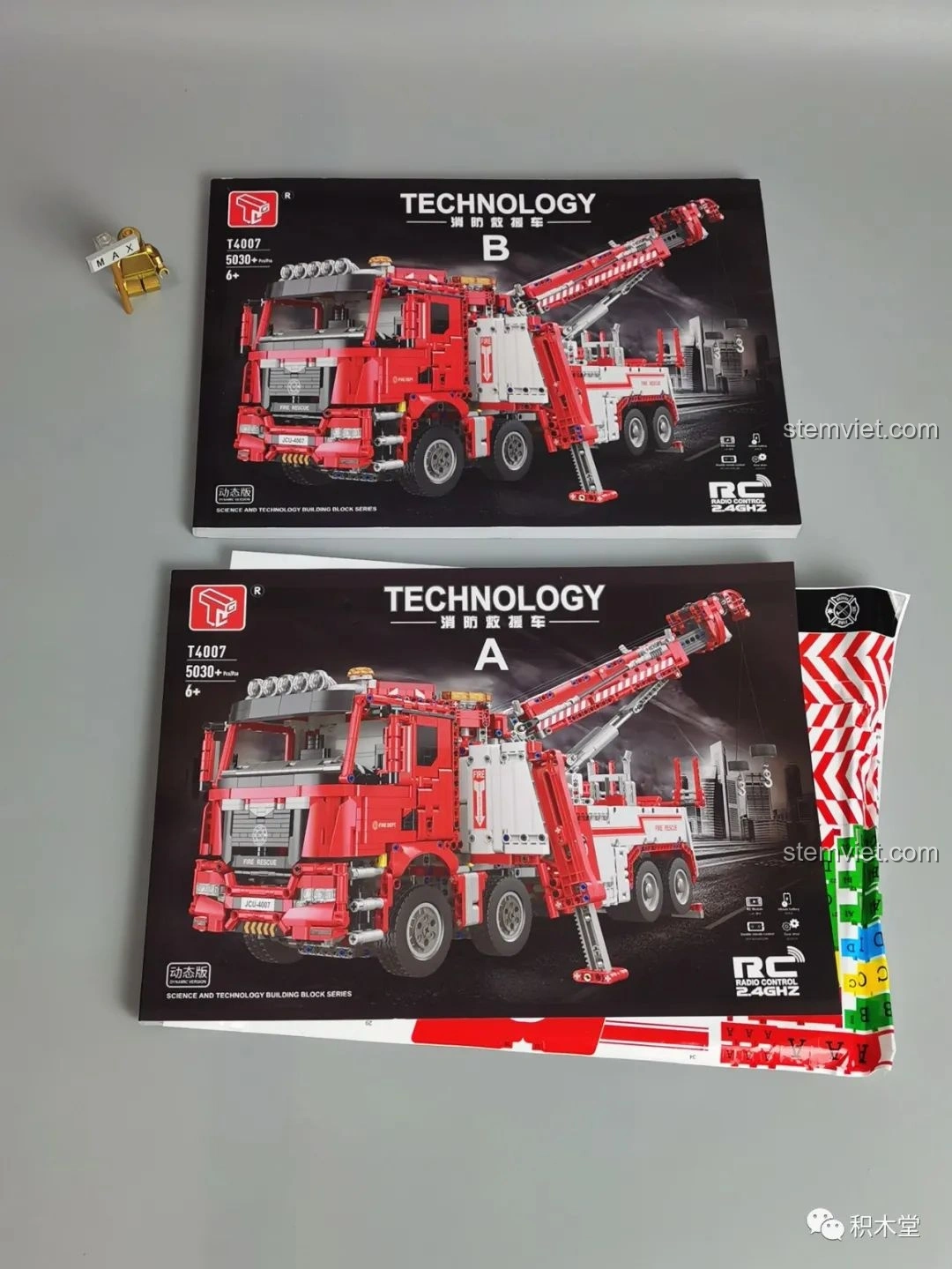 Hai cuốn sách hướng dẫn lắp ráp dày dặn của bộ Taigaole T4007 Xe Cứu Hỏa Cứu Nạn, chia thành các phần A và B.