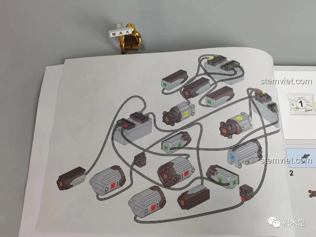 Sơ đồ tổng thể kết nối các động cơ và pin trong sách hướng dẫn của Taigaole T4007 Xe Cứu Hỏa Cứu Nạn.