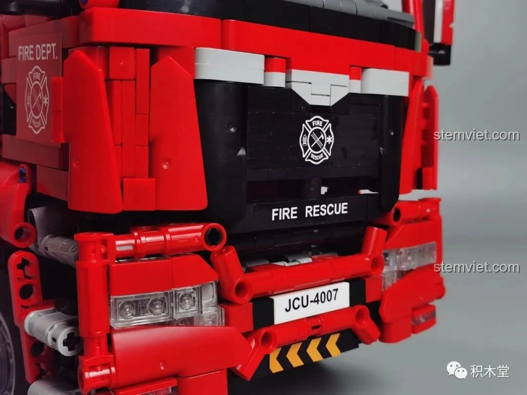 Chi tiết sticker FIRE DEPT ở đầu xe của Taigaole T4007 Xe Cứu Hỏa Cứu Nạn, với nền đen thay vì đỏ như trong hướng dẫn.