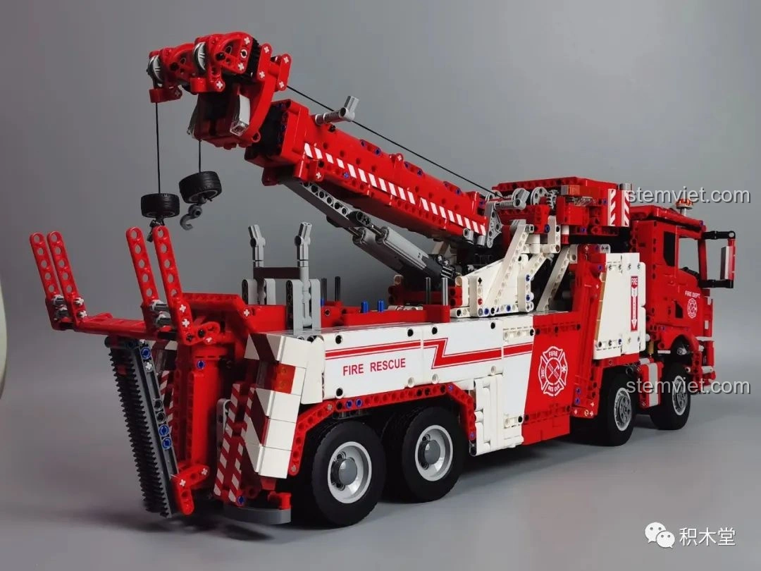 Chi tiết phần thân xe của Taigaole T4007 Xe Cứu Hỏa Cứu Nạn với các sticker FIRE RESCUE và họa tiết sọc đỏ trắng.