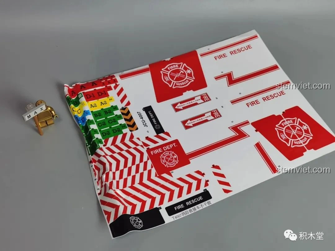 Tấm sticker dán chi tiết cho bộ Taigaole T4007 Xe Cứu Hỏa Cứu Nạn, với các họa tiết cảnh báo và logo cứu hỏa.
