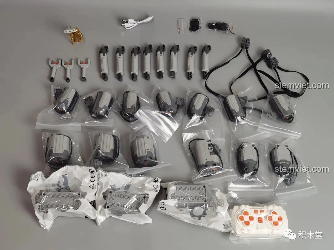 Toàn bộ 13 động cơ (M, L, Servo, XL), 3 pin Lithium và bộ điều khiển từ xa của bộ Taigaole T4007 Xe Cứu Hỏa Cứu Nạn.