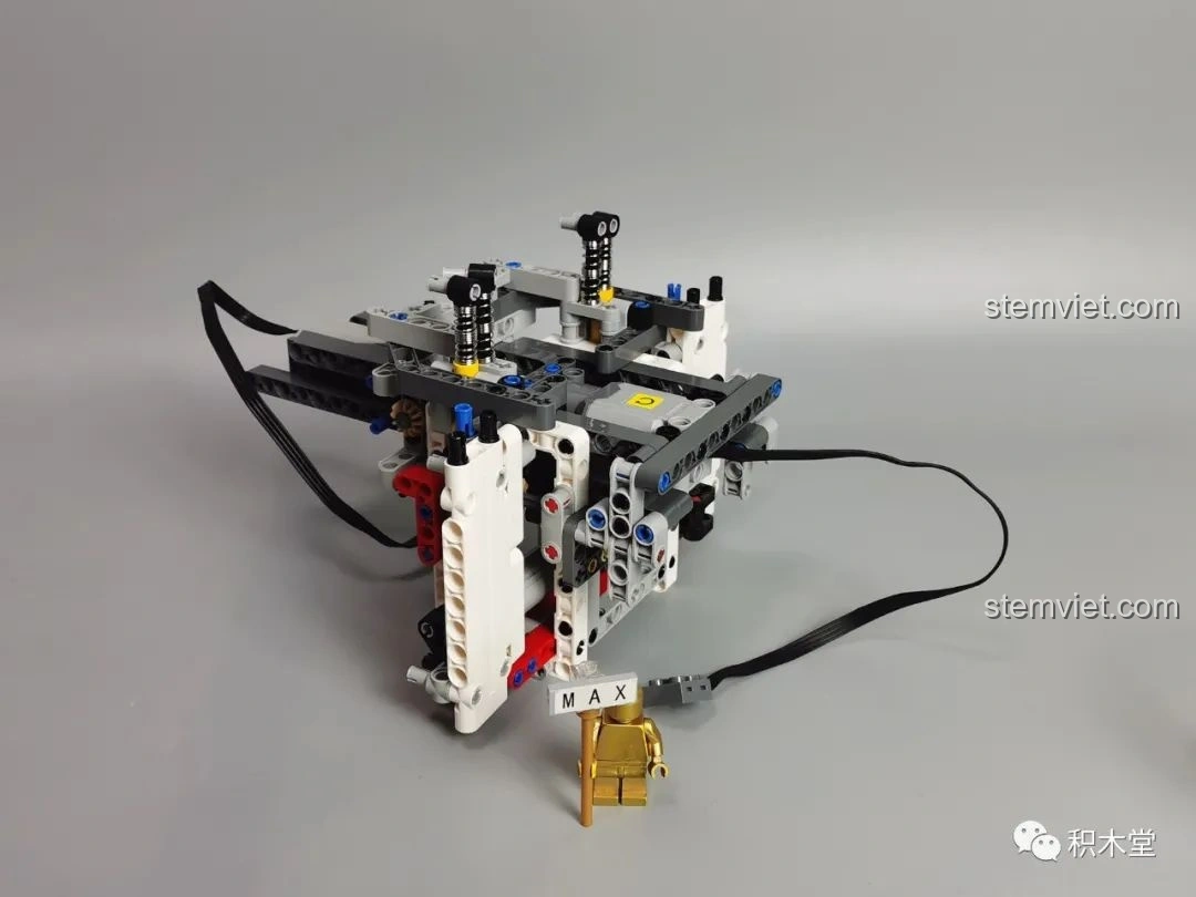 Phần thân chính của Taigaole T4007 Xe Cứu Hỏa Cứu Nạn đang được lắp ráp, hiển thị các kết nối và dây điện.