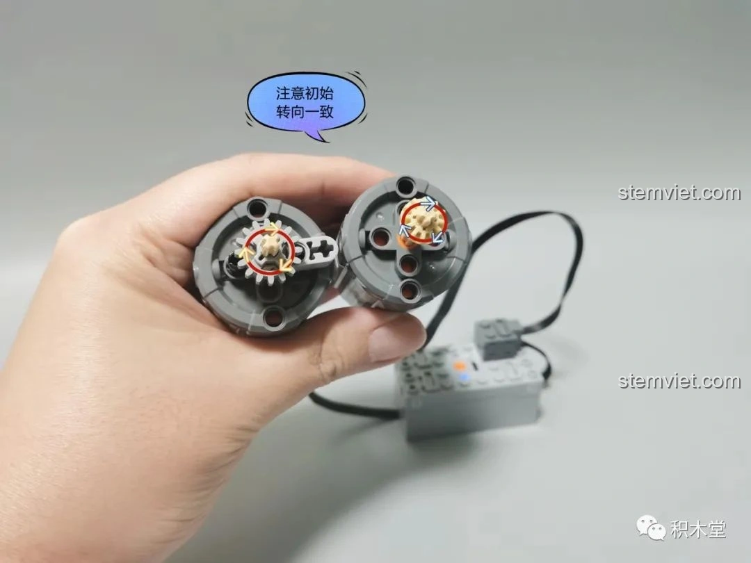 Phần thân xe của Taigaole T4007 Xe Cứu Hỏa Cứu Nạn đang được lắp ráp, hiển thị các chi tiết cơ khí phức tạp và dây điện.