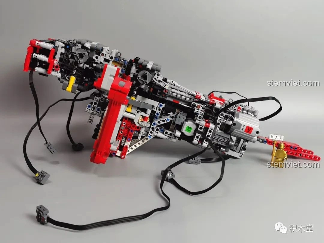 Toàn bộ thân xe của Taigaole T4007 Xe Cứu Hỏa Cứu Nạn với hệ thống dây điện phức tạp, đang trong quá trình lắp ráp.