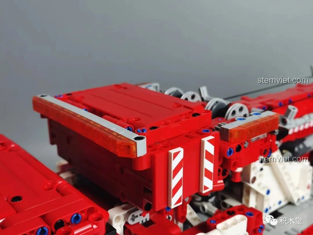 Mô hình Taigaole T4007 Xe Cứu Hỏa Cứu Nạn được đặt trên vỉa hè, trông như một chiếc xe thật đang hoạt động.