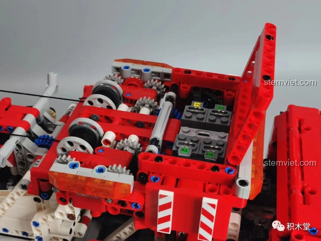 Cận cảnh đầu xe của Taigaole T4007 Xe Cứu Hỏa Cứu Nạn trên đường, với các chi tiết sắc nét của lưới tản nhiệt và đèn.