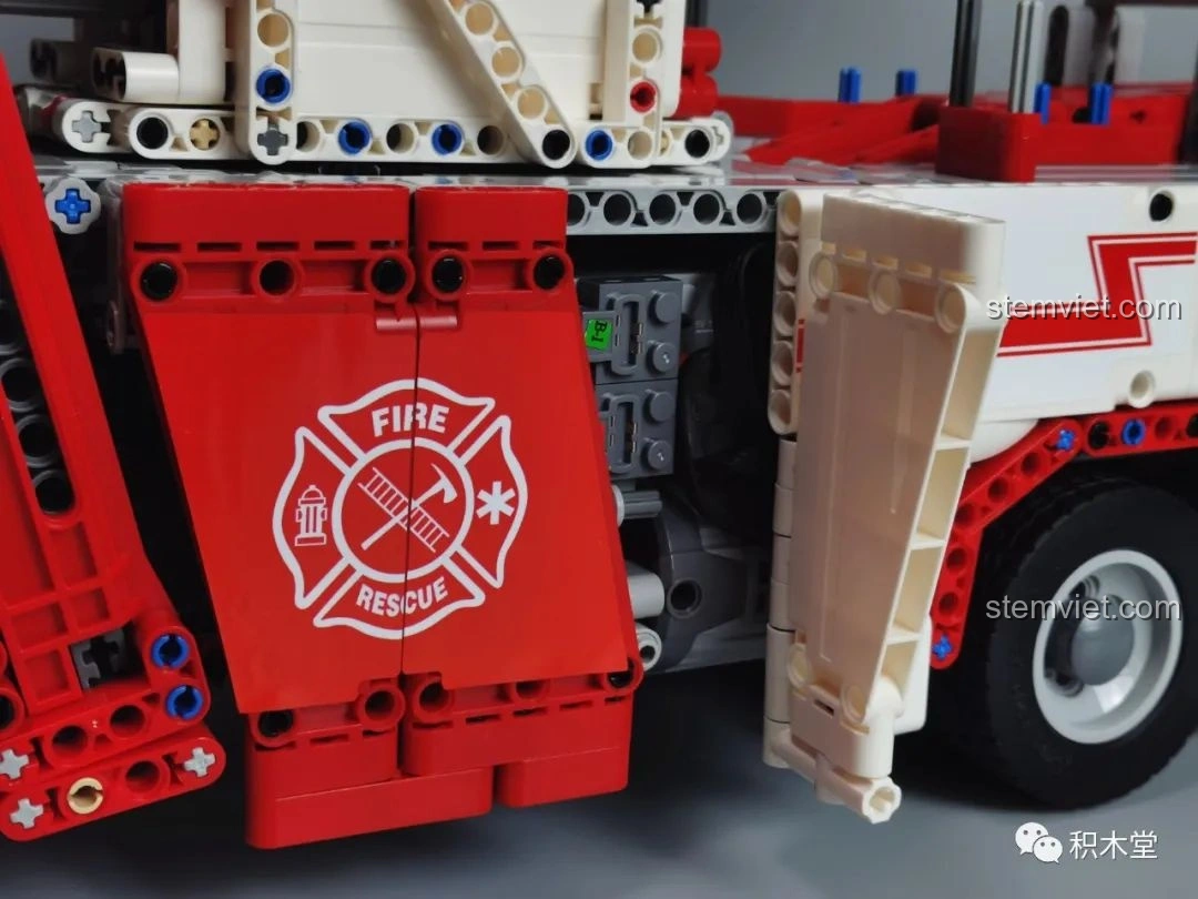 Cận cảnh đầu xe của Taigaole T4007 Xe Cứu Hỏa Cứu Nạn trên đường, với các chi tiết sắc nét của lưới tản nhiệt và đèn.