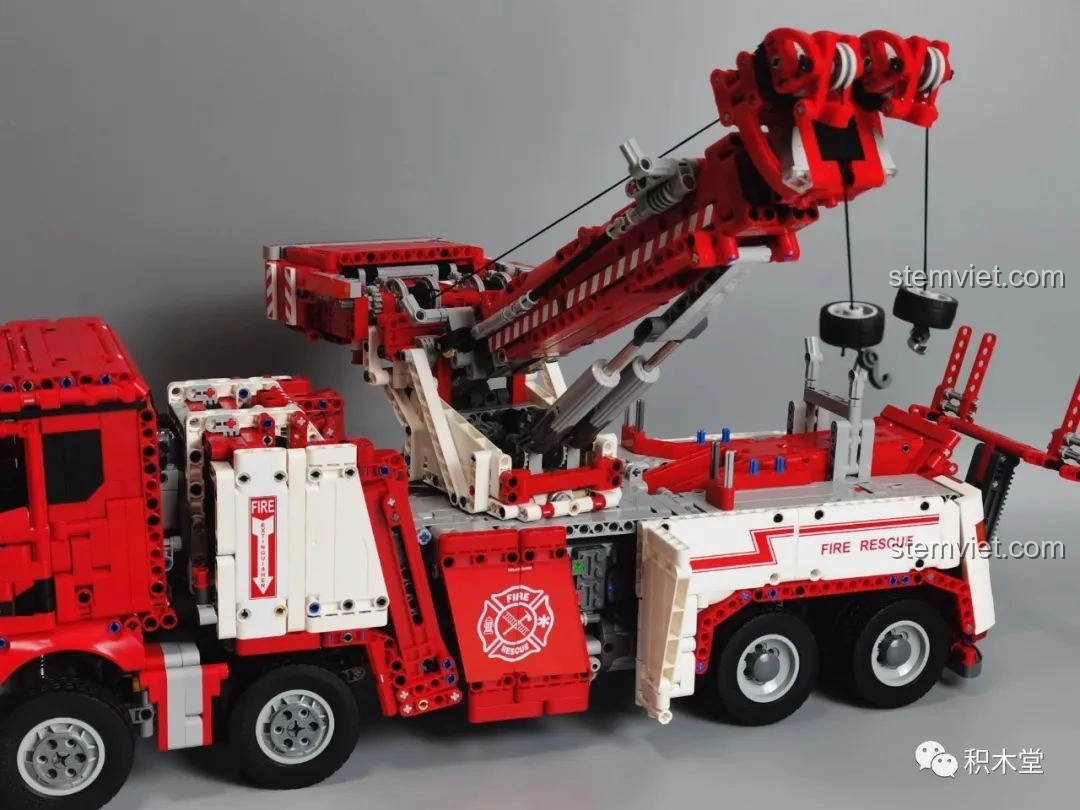 Cận cảnh đầu xe của Taigaole T4007 Xe Cứu Hỏa Cứu Nạn trên đường, với các chi tiết sắc nét của lưới tản nhiệt và đèn.