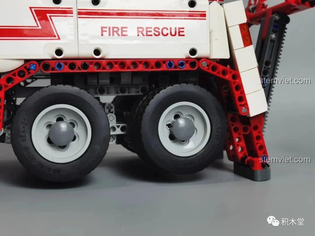 Cận cảnh đầu xe của Taigaole T4007 Xe Cứu Hỏa Cứu Nạn trên đường, với các chi tiết sắc nét của lưới tản nhiệt và đèn.
