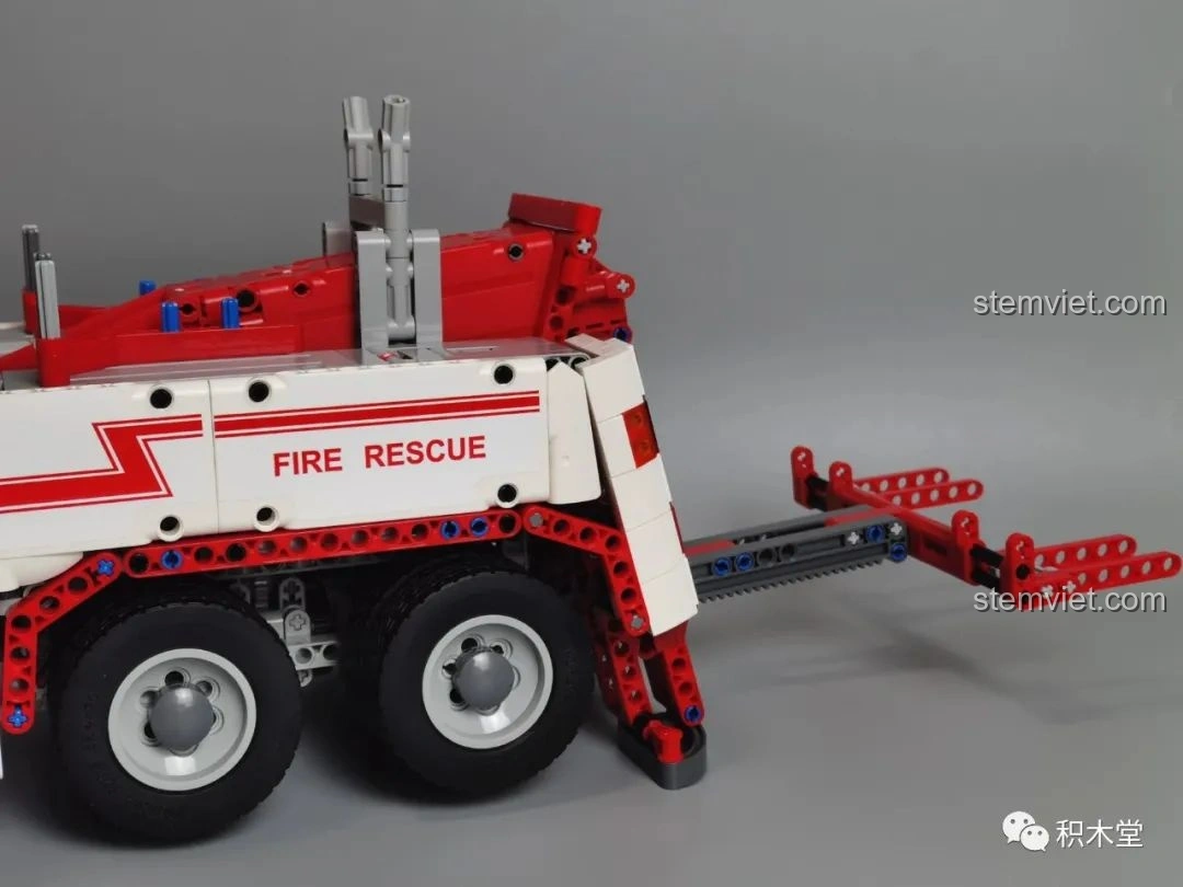 Cận cảnh đầu xe của Taigaole T4007 Xe Cứu Hỏa Cứu Nạn trên đường, với các chi tiết sắc nét của lưới tản nhiệt và đèn.