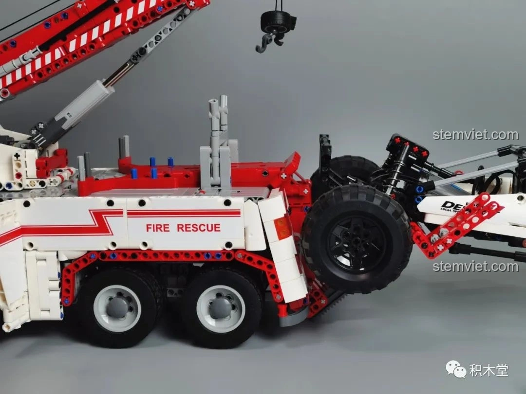 Cận cảnh đầu xe của Taigaole T4007 Xe Cứu Hỏa Cứu Nạn trên đường, với các chi tiết sắc nét của lưới tản nhiệt và đèn.