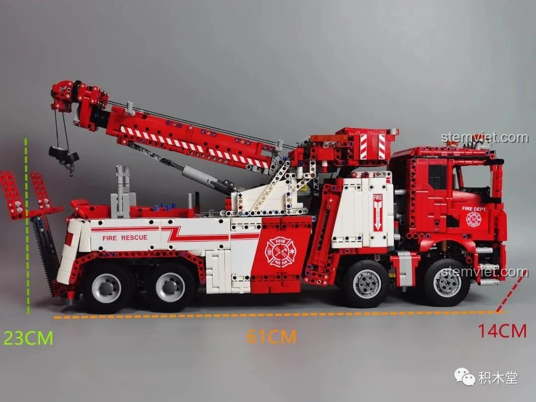 Cận cảnh đầu xe của Taigaole T4007 Xe Cứu Hỏa Cứu Nạn trên đường, với các chi tiết sắc nét của lưới tản nhiệt và đèn.