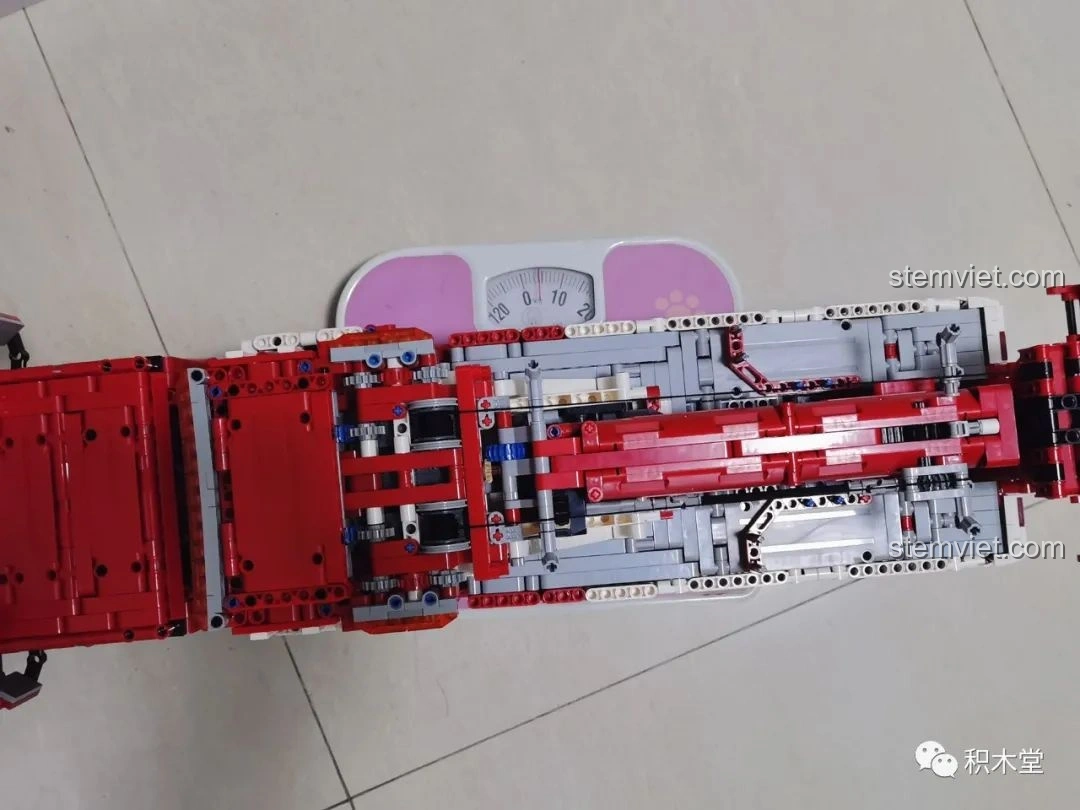 Cận cảnh đầu xe của Taigaole T4007 Xe Cứu Hỏa Cứu Nạn trên đường, với các chi tiết sắc nét của lưới tản nhiệt và đèn.