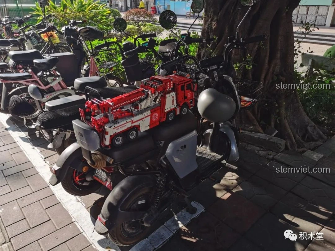 Cận cảnh đầu xe của Taigaole T4007 Xe Cứu Hỏa Cứu Nạn trên đường, với các chi tiết sắc nét của lưới tản nhiệt và đèn.