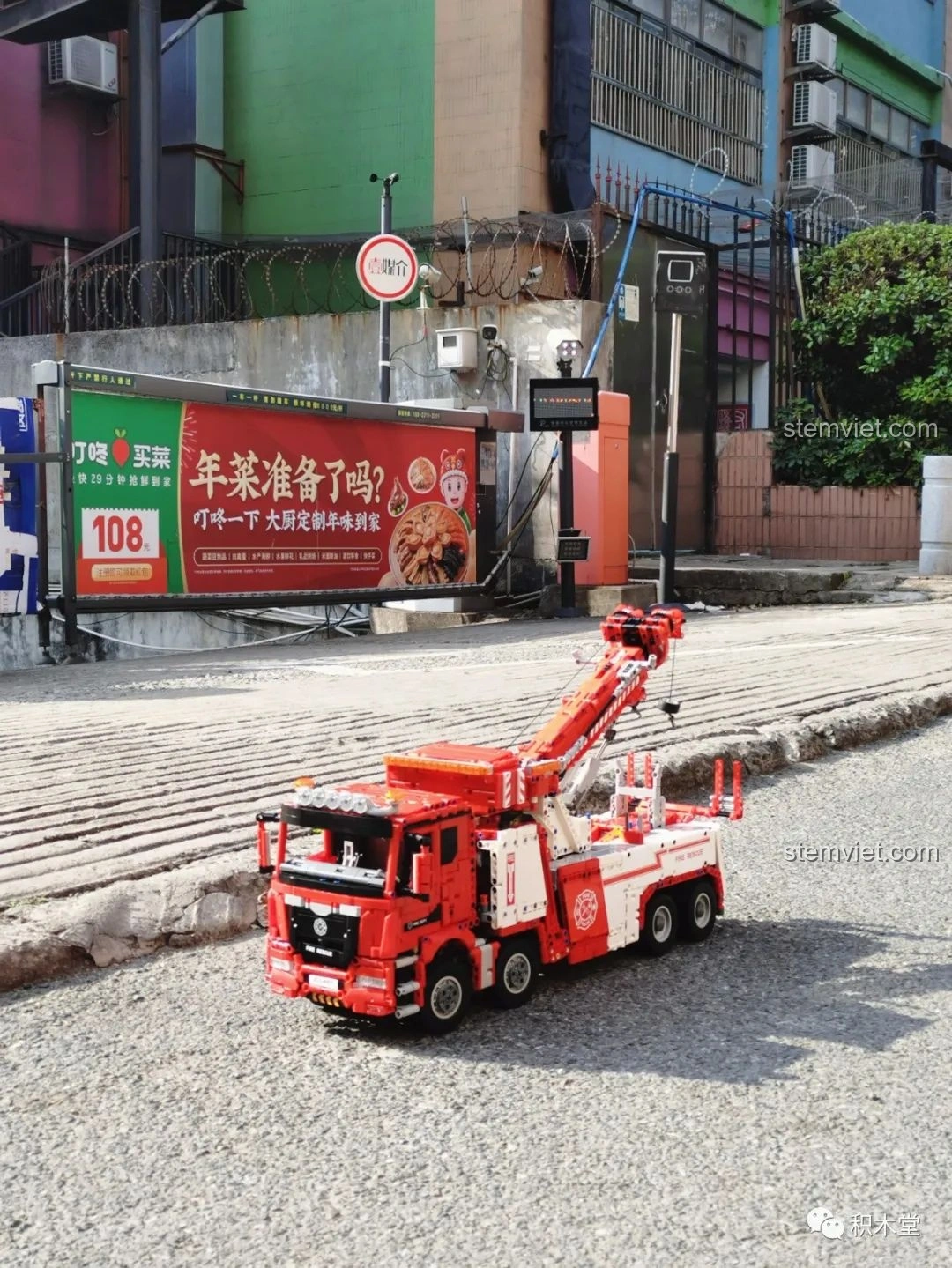 Cận cảnh đầu xe của Taigaole T4007 Xe Cứu Hỏa Cứu Nạn trên đường, với các chi tiết sắc nét của lưới tản nhiệt và đèn.