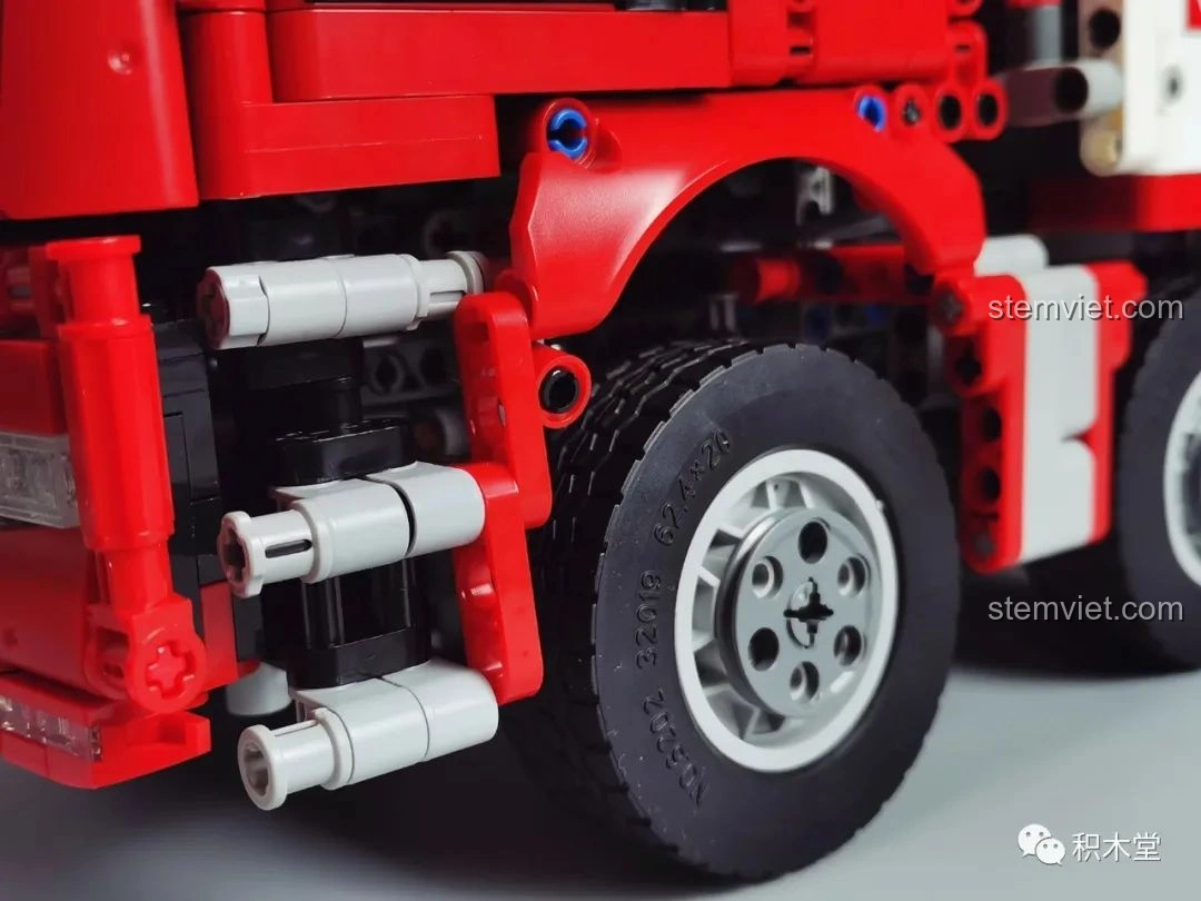 Mô hình Taigaole T4007 Xe Cứu Hỏa Cứu Nạn được đặt trên vỉa hè, nhìn từ góc khác, thể hiện sự hoành tráng của mô hình.