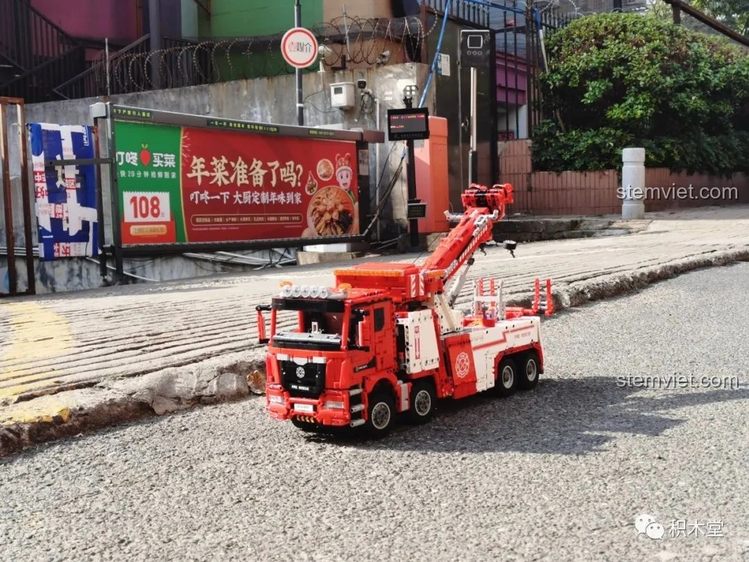 Cận cảnh đầu xe của Taigaole T4007 Xe Cứu Hỏa Cứu Nạn trên đường, với các chi tiết sắc nét của lưới tản nhiệt và đèn.