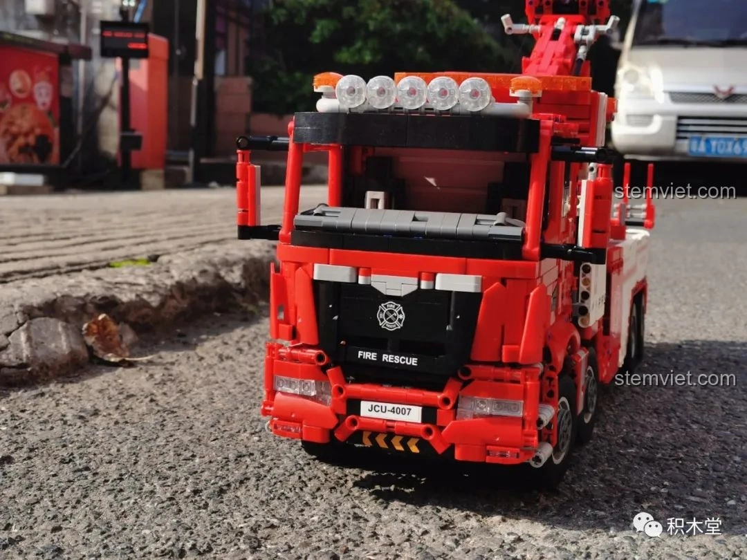 Cận cảnh đầu xe của Taigaole T4007 Xe Cứu Hỏa Cứu Nạn trên đường, với các chi tiết sắc nét của lưới tản nhiệt và đèn.