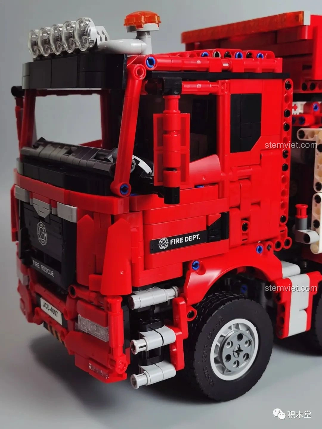 Cận cảnh đầu xe của Taigaole T4007 Xe Cứu Hỏa Cứu Nạn trên đường, với các chi tiết sắc nét của lưới tản nhiệt và đèn.