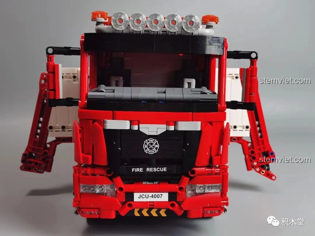 Cận cảnh đầu xe của Taigaole T4007 Xe Cứu Hỏa Cứu Nạn trên đường, với các chi tiết sắc nét của lưới tản nhiệt và đèn.