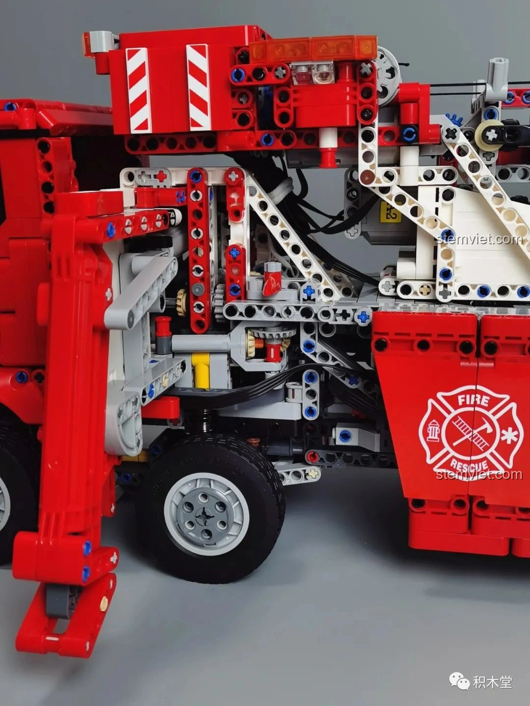 Cận cảnh đầu xe của Taigaole T4007 Xe Cứu Hỏa Cứu Nạn trên đường, với các chi tiết sắc nét của lưới tản nhiệt và đèn.