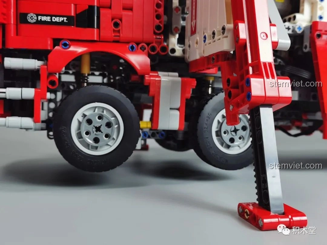 Cận cảnh đầu xe của Taigaole T4007 Xe Cứu Hỏa Cứu Nạn trên đường, với các chi tiết sắc nét của lưới tản nhiệt và đèn.