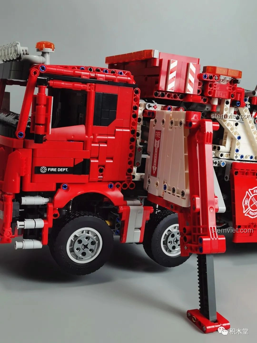 Cận cảnh đầu xe của Taigaole T4007 Xe Cứu Hỏa Cứu Nạn trên đường, với các chi tiết sắc nét của lưới tản nhiệt và đèn.