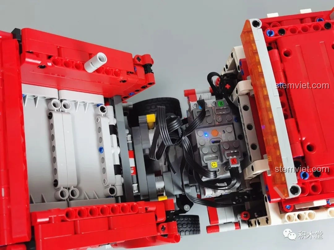 Cận cảnh đầu xe của Taigaole T4007 Xe Cứu Hỏa Cứu Nạn trên đường, với các chi tiết sắc nét của lưới tản nhiệt và đèn.