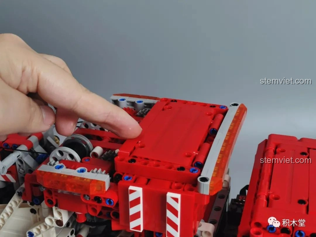 Cận cảnh đầu xe của Taigaole T4007 Xe Cứu Hỏa Cứu Nạn trên đường, với các chi tiết sắc nét của lưới tản nhiệt và đèn.