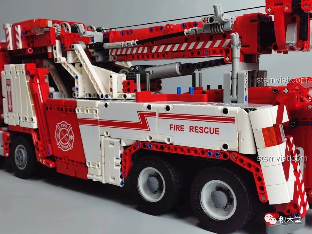 Mô hình Taigaole T4007 Xe Cứu Hỏa Cứu Nạn được đặt trên yên xe máy điện, cho thấy kích thước lớn của nó trong thực tế.