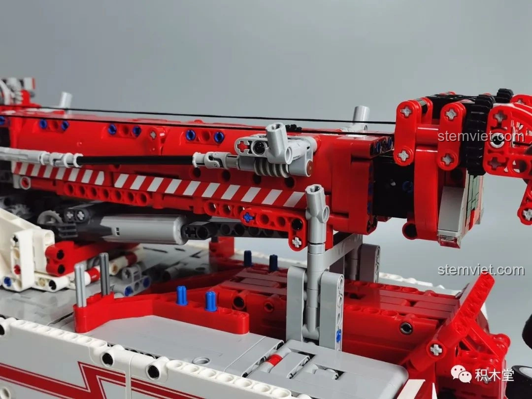 Mô hình Taigaole T4007 Xe Cứu Hỏa Cứu Nạn được đặt trên cân, hiển thị trọng lượng gần 5kg.