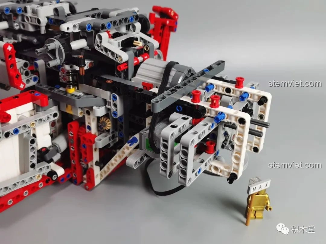 Chi tiết hệ thống truyền động và dây điện bên trong khung gầm của Taigaole T4007 Xe Cứu Hỏa Cứu Nạn, cho thấy sự phức tạp của cơ cấu.