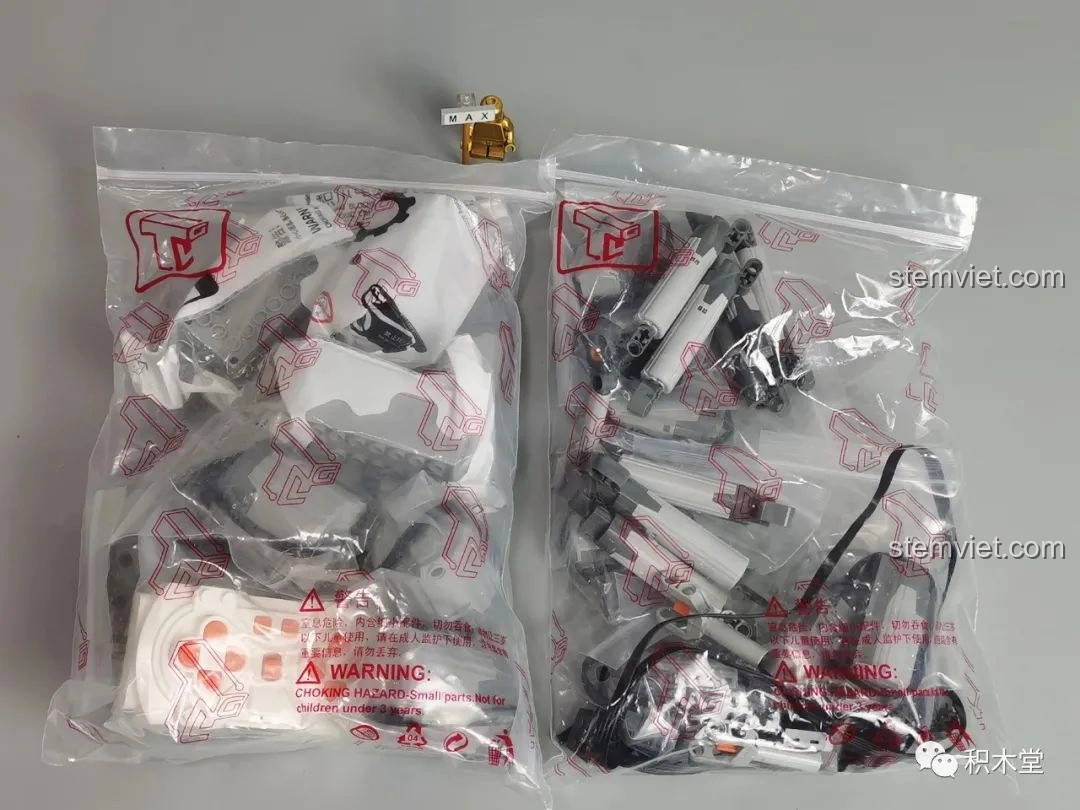 Túi linh kiện động cơ và túi thanh đẩy của bộ Taigaole T4007 Xe Cứu Hỏa Cứu Nạn, chứa các bộ phận điều khiển chuyển động.