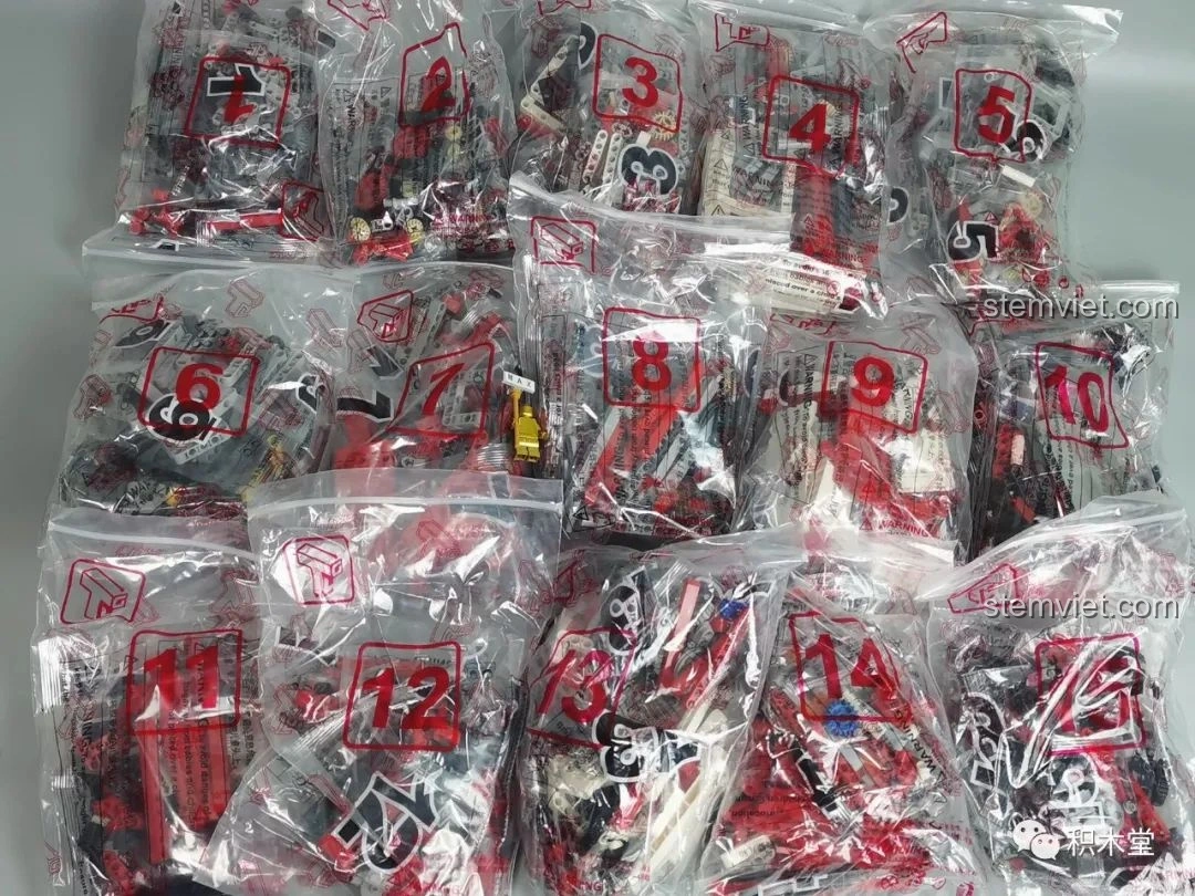 Các túi linh kiện lớn được đánh số của bộ lắp ghép Taigaole T4007 Xe Cứu Hỏa Cứu Nạn, sẵn sàng cho quá trình lắp ráp.