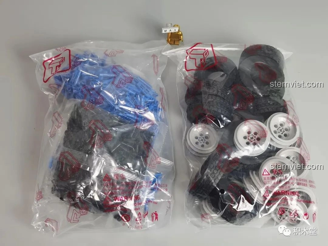 Hai túi linh kiện chung của bộ Taigaole T4007 Xe Cứu Hỏa Cứu Nạn, chứa bánh xe và các mảnh ghép nhỏ.