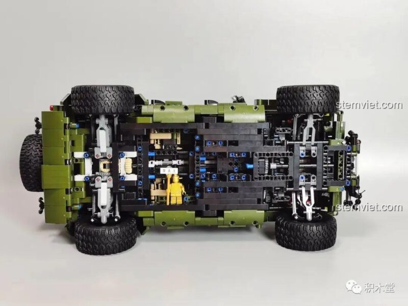 Cận cảnh gầm xe của bộ lắp ghép Xe Bọc Thép Quân Đội, thể hiện cấu trúc Technic chắc chắn, đồ chơi lắp ráp chất lượng cao