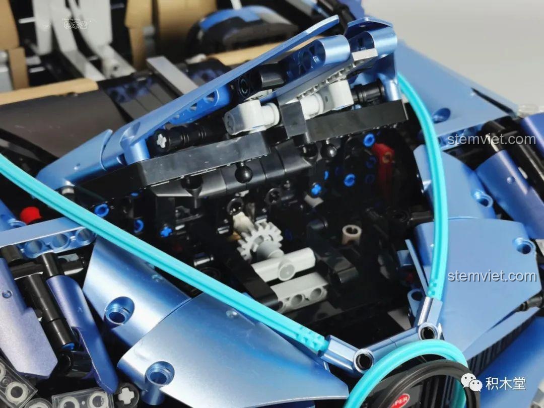 Cận cảnh túi linh kiện được bảo vệ của bộ lắp ráp Taigaole T5004 Bugatti Divo, đảm bảo các mảnh ghép không bị trầy xước. Đây là bộ lắp ráp T5004 với chất lượng được chú trọng.