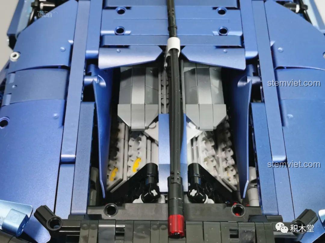 Chi tiết ống xả và đèn hậu của mô hình Taigaole T5004 Bugatti Divo, thể hiện sự tỉ mỉ trong thiết kế. Đây là bộ xếp hình Bugatti Divo với hệ thống ống xả chân thực.