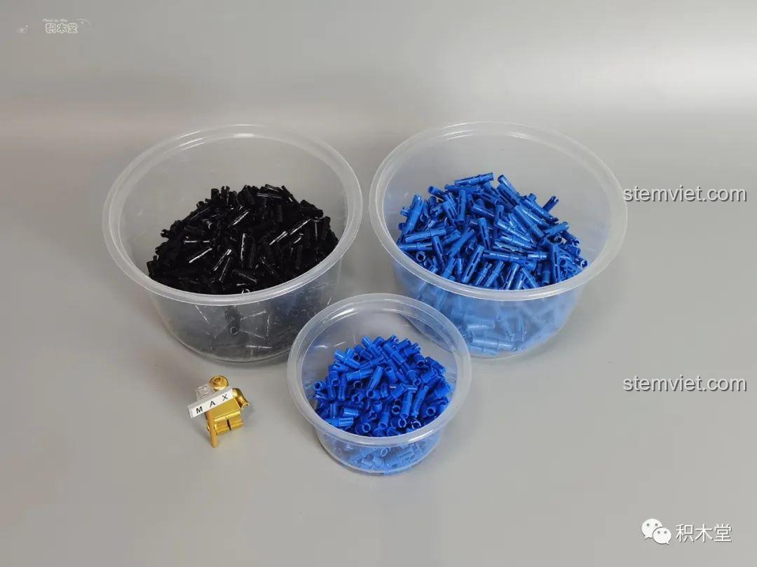 Bốn bánh xe và bốn vành xe mạ điện của bộ lắp ráp Taigaole T5004 Bugatti Divo, với minifigure MAX làm vật so sánh. Đây là bộ lắp ráp T5004 với các chi tiết bánh xe chất lượng.