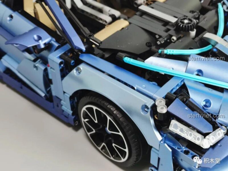 Quá trình lắp ráp phần đuôi xe của bộ lắp ráp Taigaole T5004 Bugatti Divo, cho thấy cấu trúc bên trong và các chi tiết cơ khí. Đây là xe thể thao Bugatti Divo với thiết kế đuôi xe độc đáo.