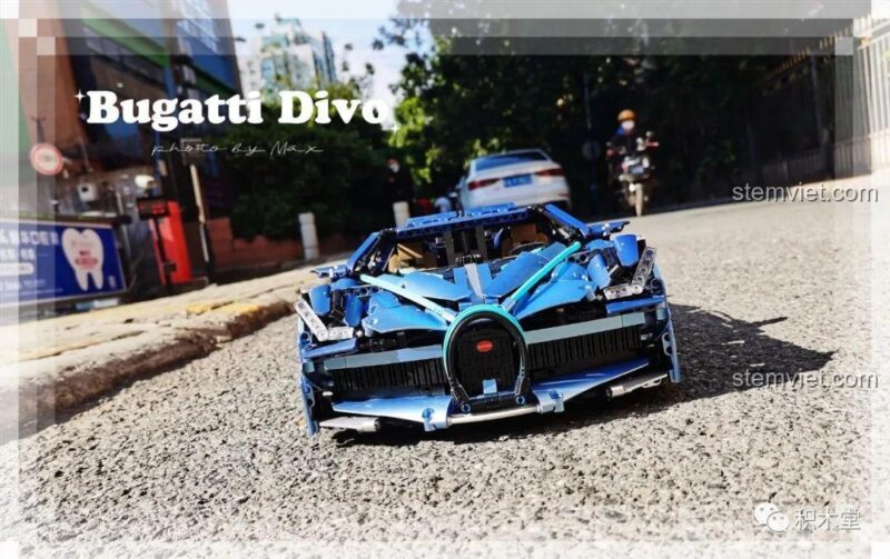 Mô hình hoàn chỉnh bộ lắp ráp Taigaole T5004 Bugatti Divo nhìn từ bên hông, cho thấy tỉ lệ 1:8 ấn tượng và các chi tiết cửa xe. Đây là Taigaole Bugatti Divo với thiết kế chân thực.