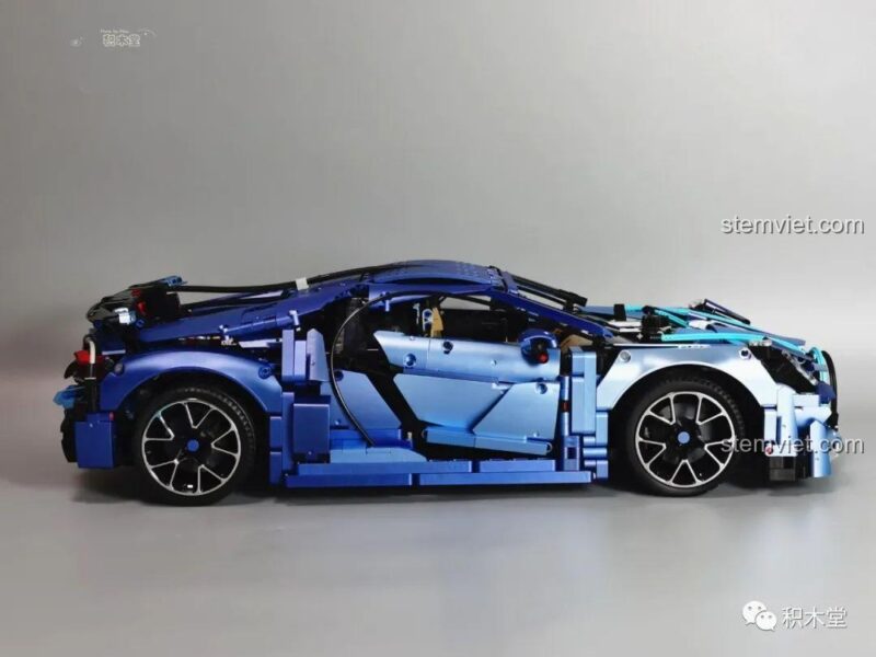 Cận cảnh các mảnh ghép màu xanh và tím của bộ lắp ráp Taigaole T5004 Bugatti Divo, thể hiện chất lượng sơn tĩnh điện. Đây là Taigaole Bugatti Divo với màu sắc sống động.